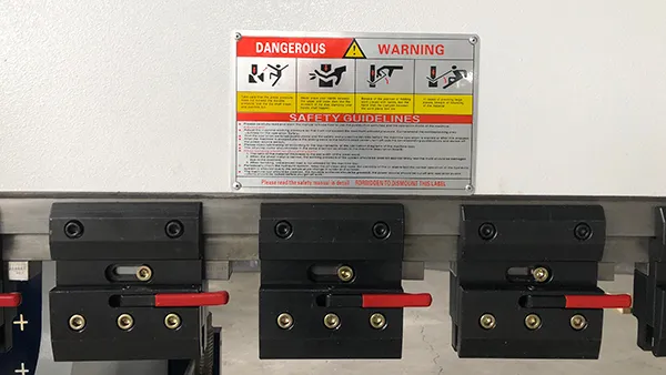 Features quick die set