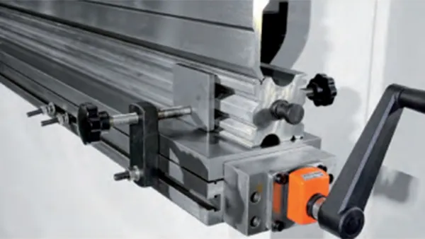 Manual crowning system for accurate bending