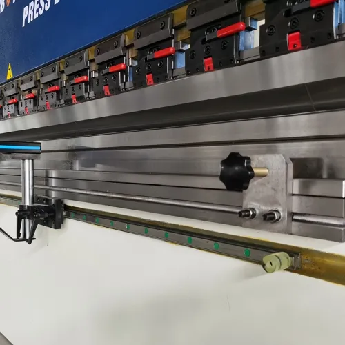 Front gauge with linear guide