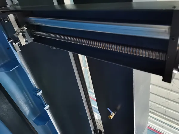 Backgauge operated by an AC servo motor and T-type screw