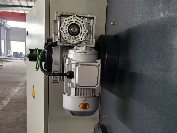 Adjustable blade gap